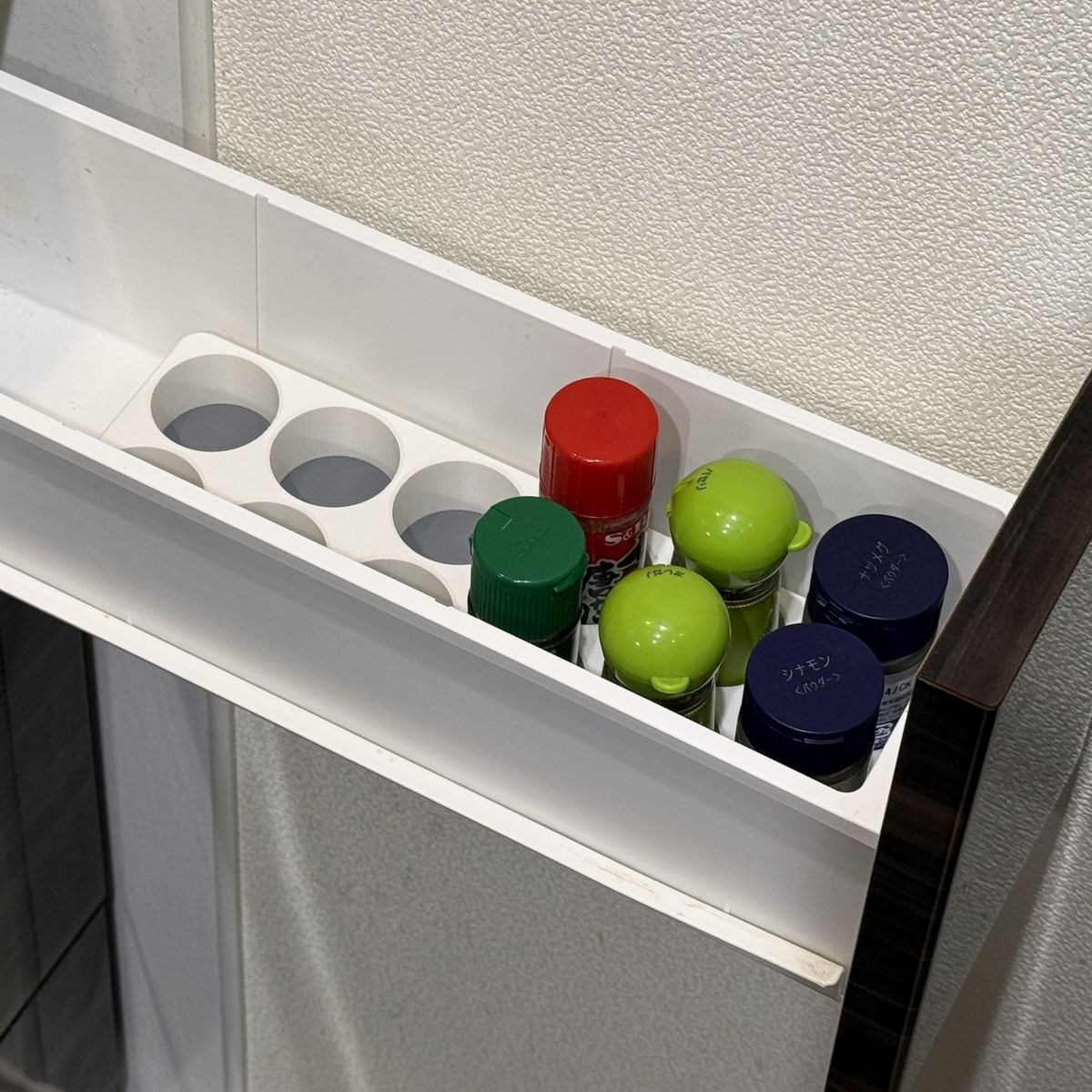 コンロ横の引き出しに入れたスパイスホルダー